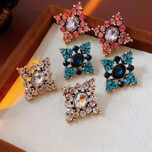Orecchini vintage a rombo con cristalli ovali disponibili in tre colori eleganti