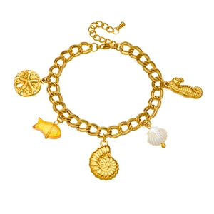 Bracelet à breloques océan doré avec pendentifs hippocampe, coquillage et étoile