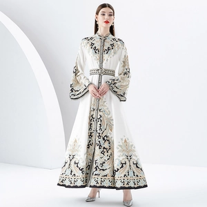 Robe maxi ivoire à imprimé cachemire avec manches trompettes et ceinture à la taille