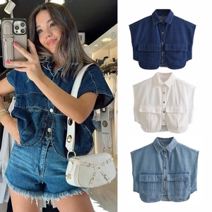 Détail de gilets utilitaires en jean avec col polo et poches à rabat en trois coloris