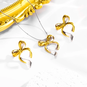 Elegantes 18k vergoldetes Set aus Schleifen-Halskette und Ohrringen mit Perlenkette