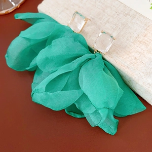 Detailansicht grüner Stoffblumen-Ohrringe mit quadratischem Kristall-Stecker