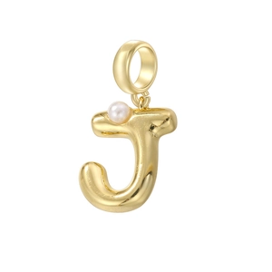 Détail du pendentif vintage lettre J doré avec perle blanche élégante sur fond blanc
