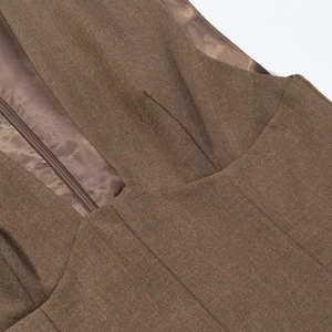 Gros plan détaillé du tissu tissé marron foncé avec fermeture éclair et coutures
