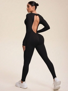 Detailaufnahme des rückenfreien schwarzen Yoga-Jumpsuits mit Push-up-Effekt und hoher Elastizität