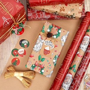Set di carta da regalo natalizia con carta kraft marrone, spago rosso e adesivi festivi