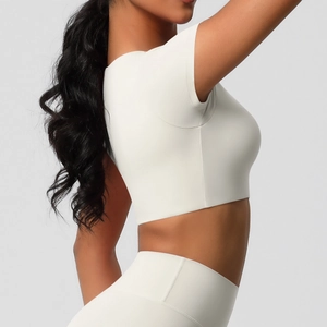 Vue latérale du crop top blanc avec coupe sans couture et détails en tissu élastique
