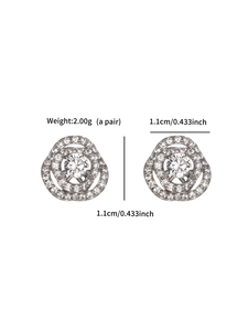 Dettaglio degli orecchini a fiore con zirconi e specifica della misura di 1,1 cm