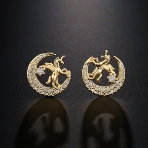 Orecchini a perno a forma di luna e unicorno in oro 18K con pietre di zircone lucido