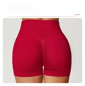 Detailansicht der roten High-Waist-Yoga-Shorts mit Scrunch-Butt-Lift und Rippstrick-Textur
