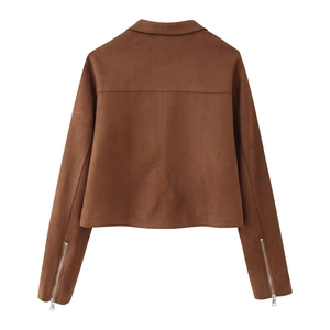 Veste courte femme en daim marron avec coutures au dos et poignets zippés