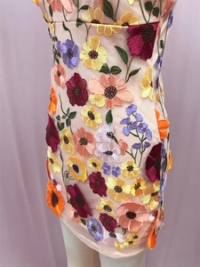 Detailansicht der bunten 3D-Blumenstickerei auf dem rosa Mesh-Kleid für Damen