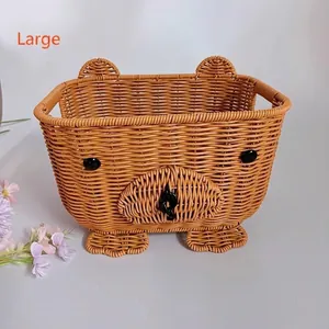Dettaglio del grande cesto portaoggetti intrecciato a forma di simpatico capibara