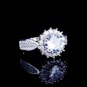 Macro view of micro-p鑲ed zirconia sunflower ring with brilliant round main stone