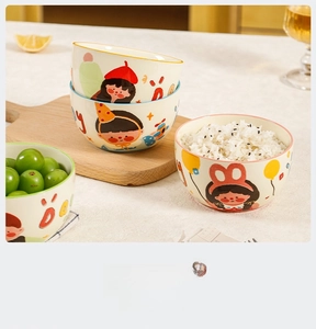 Détails des bols en céramique avec illustrations de dessins animés et bords colorés