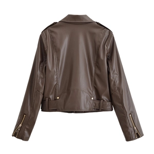 Rückansicht der braunen Kunstleder-Bikerjacke mit feiner Textur und Reißverschluss-Details