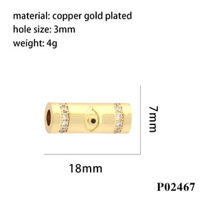 Détail d'une perle œil maléfique plaquée or 18 carats avec cristaux et paramètres