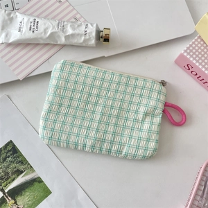 Detail der mintgrünen Seersucker-Plaidtasche mit rosa Reißverschlussschlaufe für Make-up