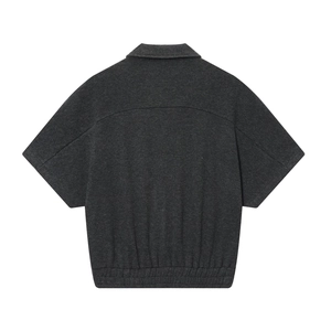 Detailansicht der Rückseite einer dunkelgrauen Kurzarmjacke mit weicher Strickstruktur