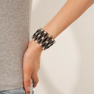 Dettaglio macro del bracciale vintage largo con gemme marquise nere e strass d'argento