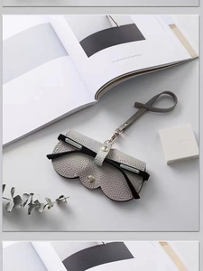Étui à lunettes en cuir grainé gris avec fermeture à pression et cordon de suspension