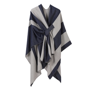 Eleganter grau-blauer gestreifter Wende-Poncho-Schal mit modischem Bindedetail vorne