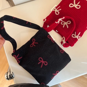 Détails des sacs à main en tricot gaufré avec broderie nœud et fermoir magnétique