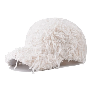 Vue détaillée d'une casquette de baseball blanche en peluche avec texture épaisse et douce