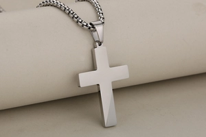 Detailaufnahme des gebürsteten Edelstahl-Kreuzanhängers in Silber mit Box-Kette