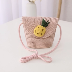 Détail d'un sac en paille tressée rose avec ananas 3D pour enfants