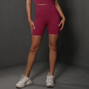 Short de cycliste sans couture bordeaux foncé avec taille haute et détails du tissu