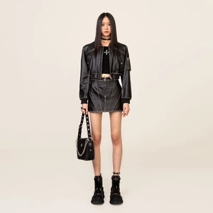 Ensemble vintage noir pour femme avec veste courte en similicuir et mini-jupe moulante