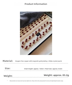 Dettaglio di perline rosse e perle di cristallo bianco su una collana lunga 120 cm