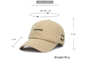 Detailansicht der khakifarbenen Baseballkappe mit Stickerei und verstellbarer Größe