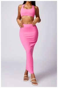 Dettaglio del set gonna longuette bodycon fucsia a vita alta in maglia elastica