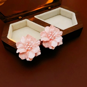 Boucles d'oreilles fleurs en acrylique rose avec perles dans un style vintage chic