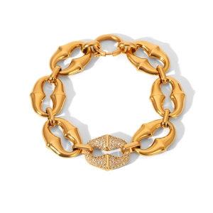 Vue détaillée de maillons ovales en plaqué or 18K avec accents en diamants micro-pave