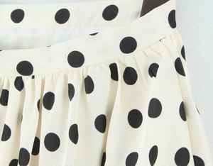 Detailansicht des weißen Polka-Dot-Rocks mit hoher Taille, Falten und Seidengefühl