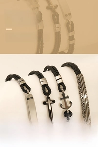 Gros plan de bracelets en cuir tressé noir avec breloques croix et ancre en acier