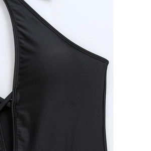 Detailaufnahme des glatten schwarzen Stretchstoffs und der feinen Nähte am Badeanzug