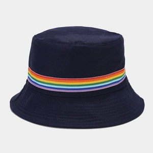 Détail de la texture du bob en coton bleu marine avec ruban arc-en-ciel
