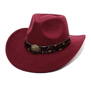 Détail du chapeau de cowboy bordeaux avec ruban vintage et boucle en étoile en métal