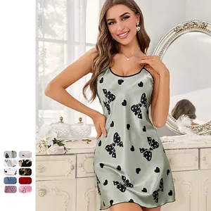 Nuisette en satin vert sauge pour femme avec imprimés cœurs et fines bretelles