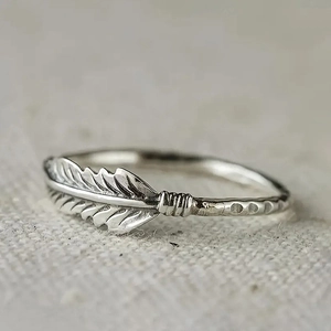 Detailweergave van zilveren veerring met vintage zirkoon en getextureerde band