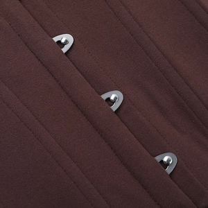 Détail du tissu en maille marron foncé avec attaches en métal pour combinaison ajustée