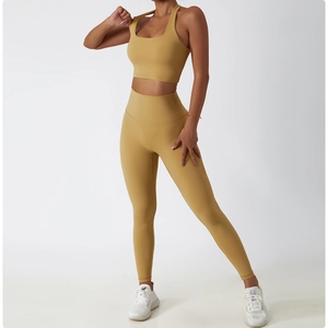Détail du legging de yoga taille haute et du soutien-gorge de sport en tissu jaune moutarde
