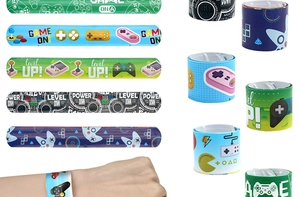 Détails des bracelets slap sur le thème du jeu avec motifs de manettes et de niveaux