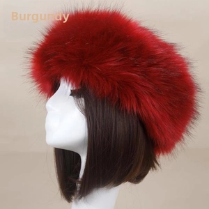 Gros plan du bandeau en fausse fourrure bordeaux montrant la texture épaisse et le peluche