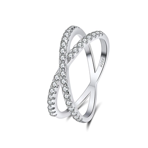 Überkreuzter Doppelring aus S925 Sterlingsilber mit Zirkonia-Steinen im Pavé-Schliff