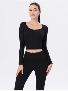 Nahaufnahme von schwarzem Ripp-Yoga-Top und Leggings mit feiner vertikaler Textur